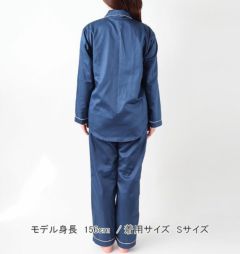 グレー