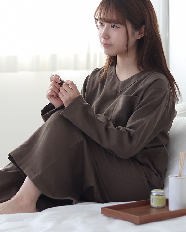 ふわふわ柔らかダブルガーゼレディースパジャマ 上下セット・長袖/かぶり/Vネック/ガウチョパンツ/八分丈