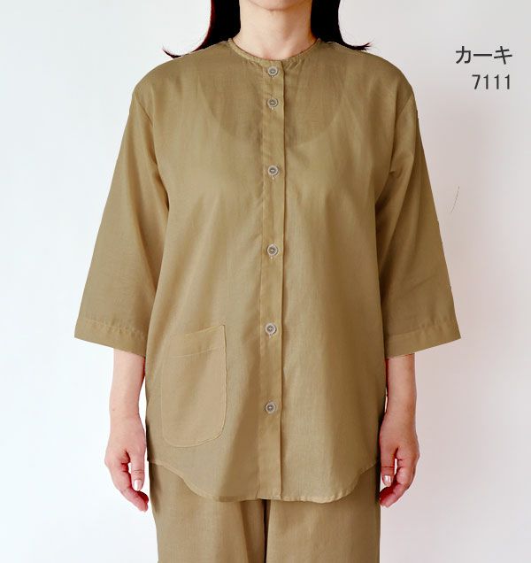 カーキ
